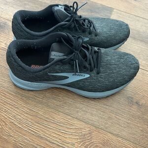 Men’s Brooks Launch running shoes, Size 9.